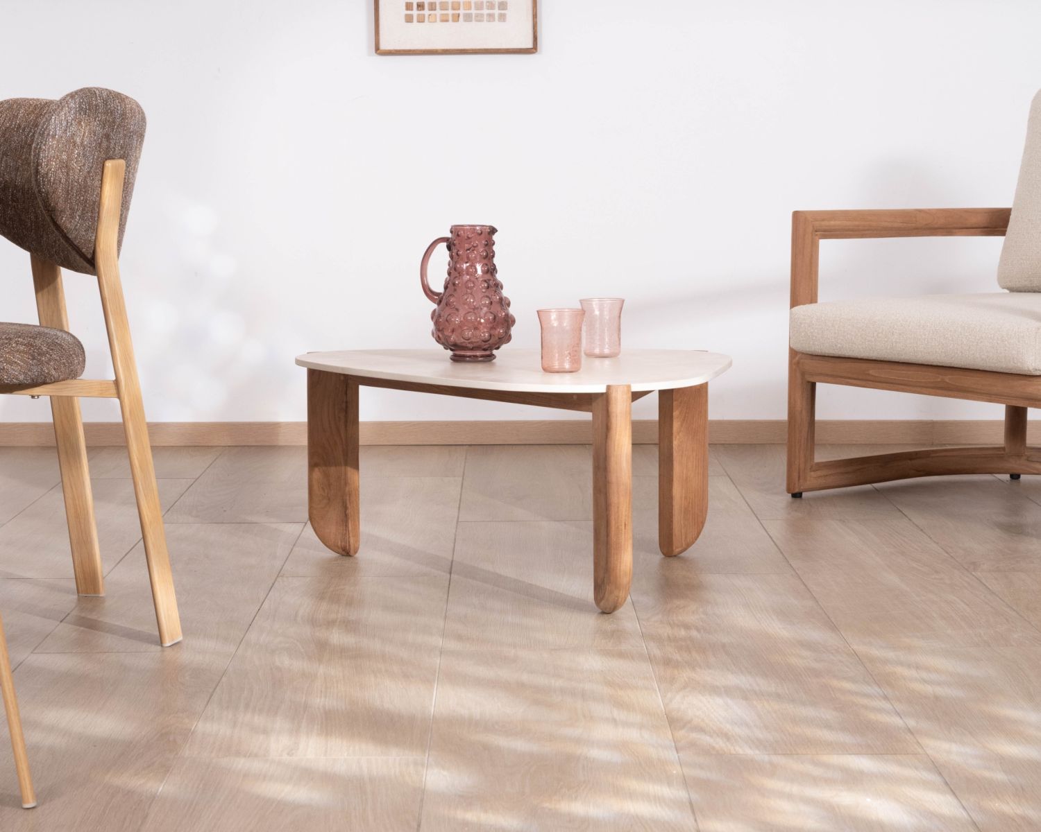 Gran mesa de centro de diseño orgánico para interior y exterior, de teca maciza y tablero de cerámica con efecto travertino «Osten»