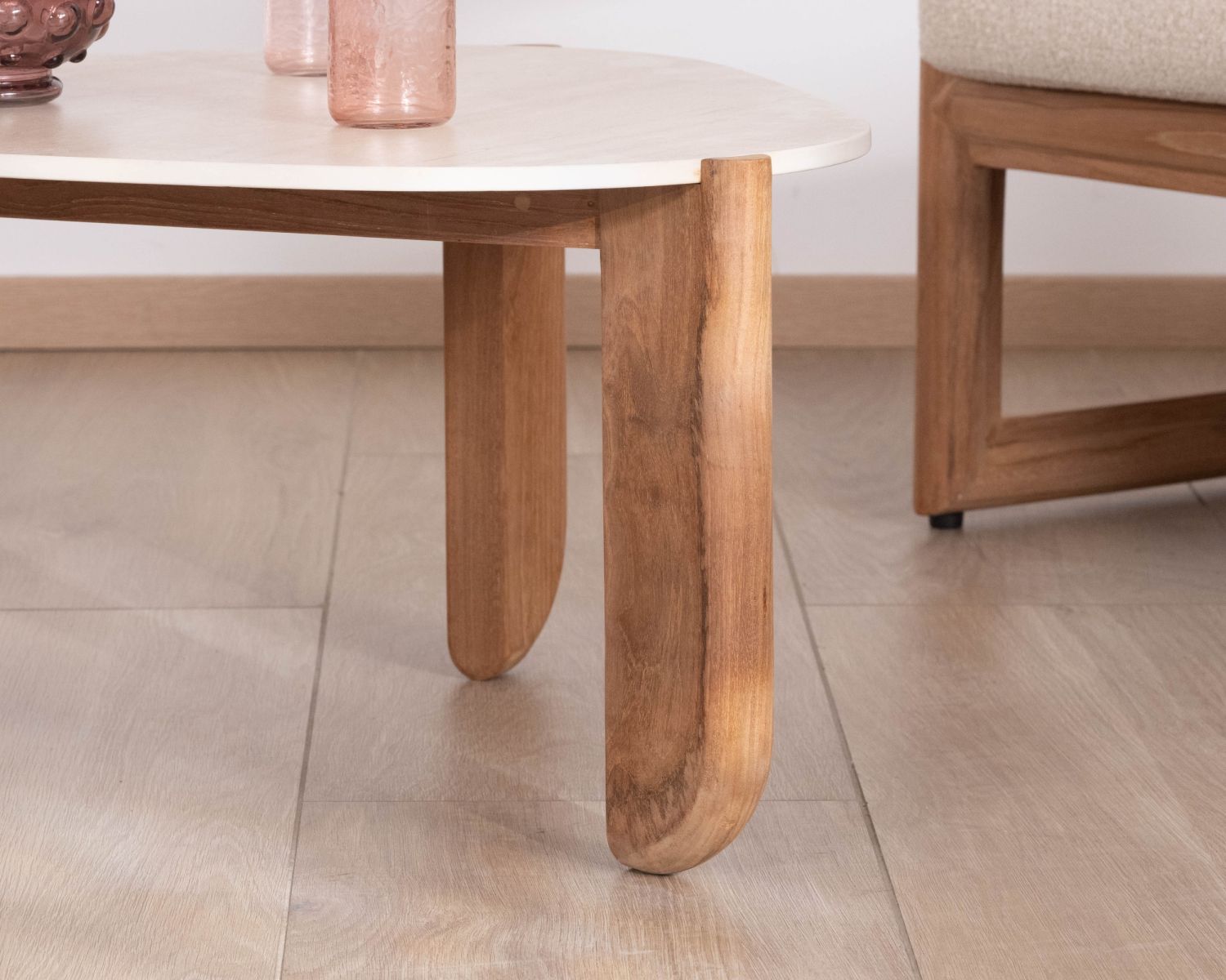 Gran mesa de centro de diseño orgánico para interior y exterior, de teca maciza y tablero de cerámica con efecto travertino «Osten»