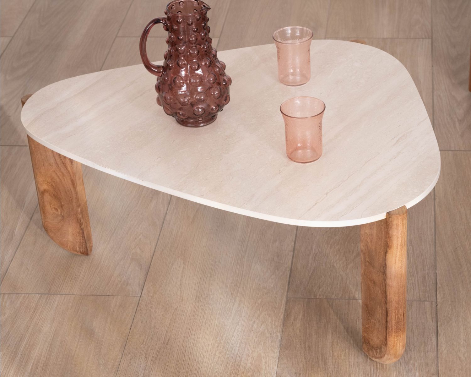 Gran mesa de centro de diseño orgánico para interior y exterior, de teca maciza y tablero de cerámica con efecto travertino «Osten»