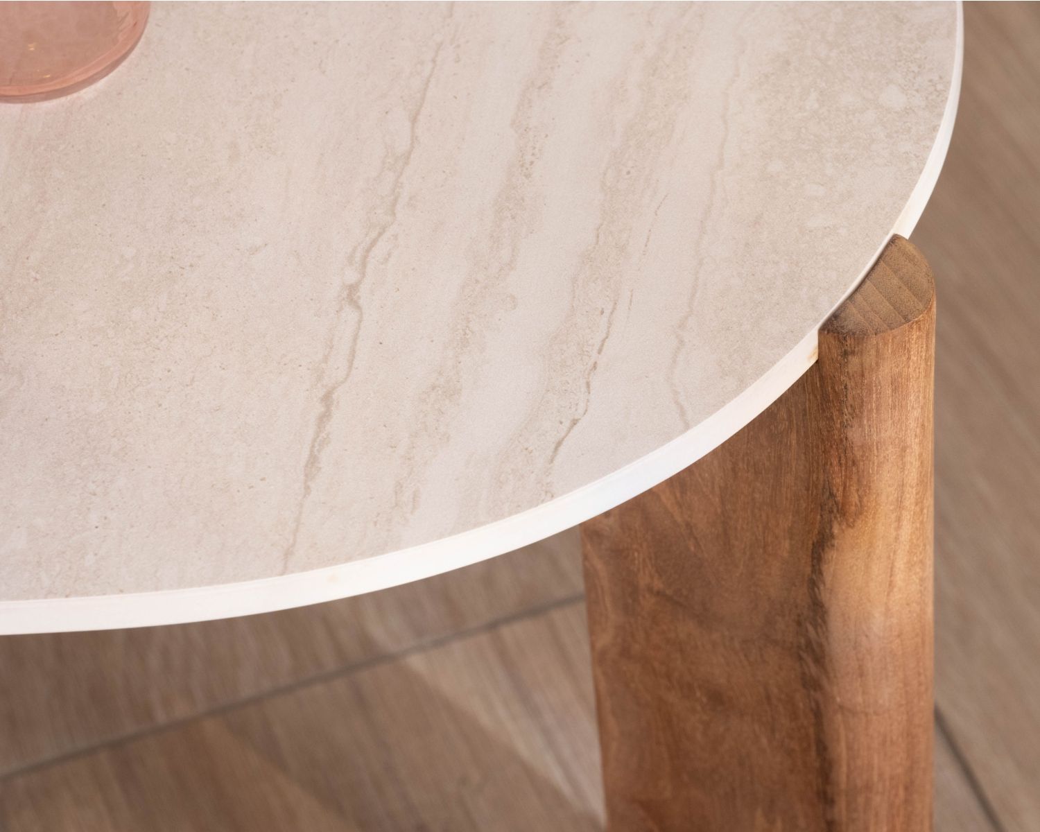 Gran mesa de centro de diseño orgánico para interior y exterior, de teca maciza y tablero de cerámica con efecto travertino «Osten»