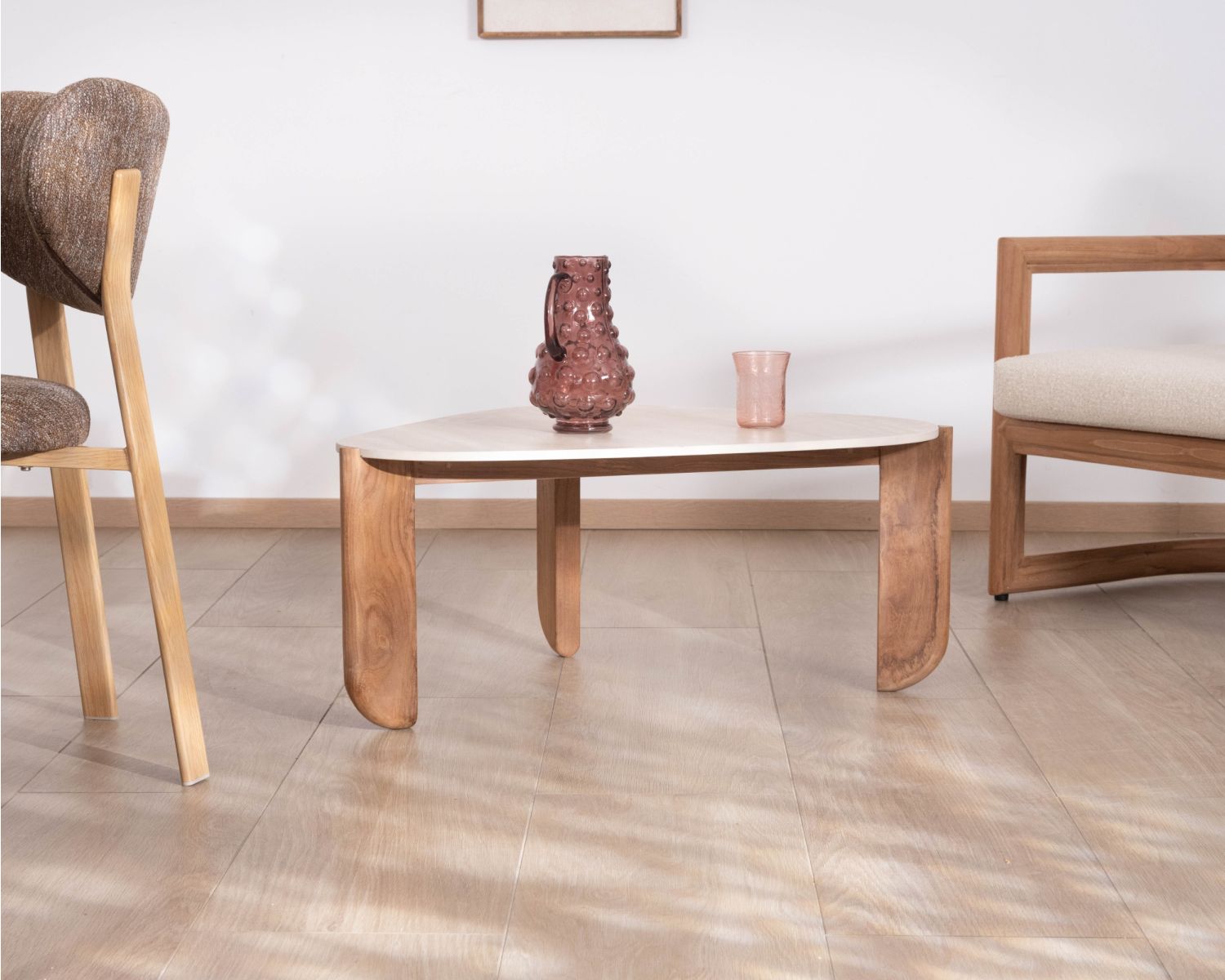 Gran mesa de centro de diseño orgánico para interior y exterior, de teca maciza y tablero de cerámica con efecto travertino «Osten»