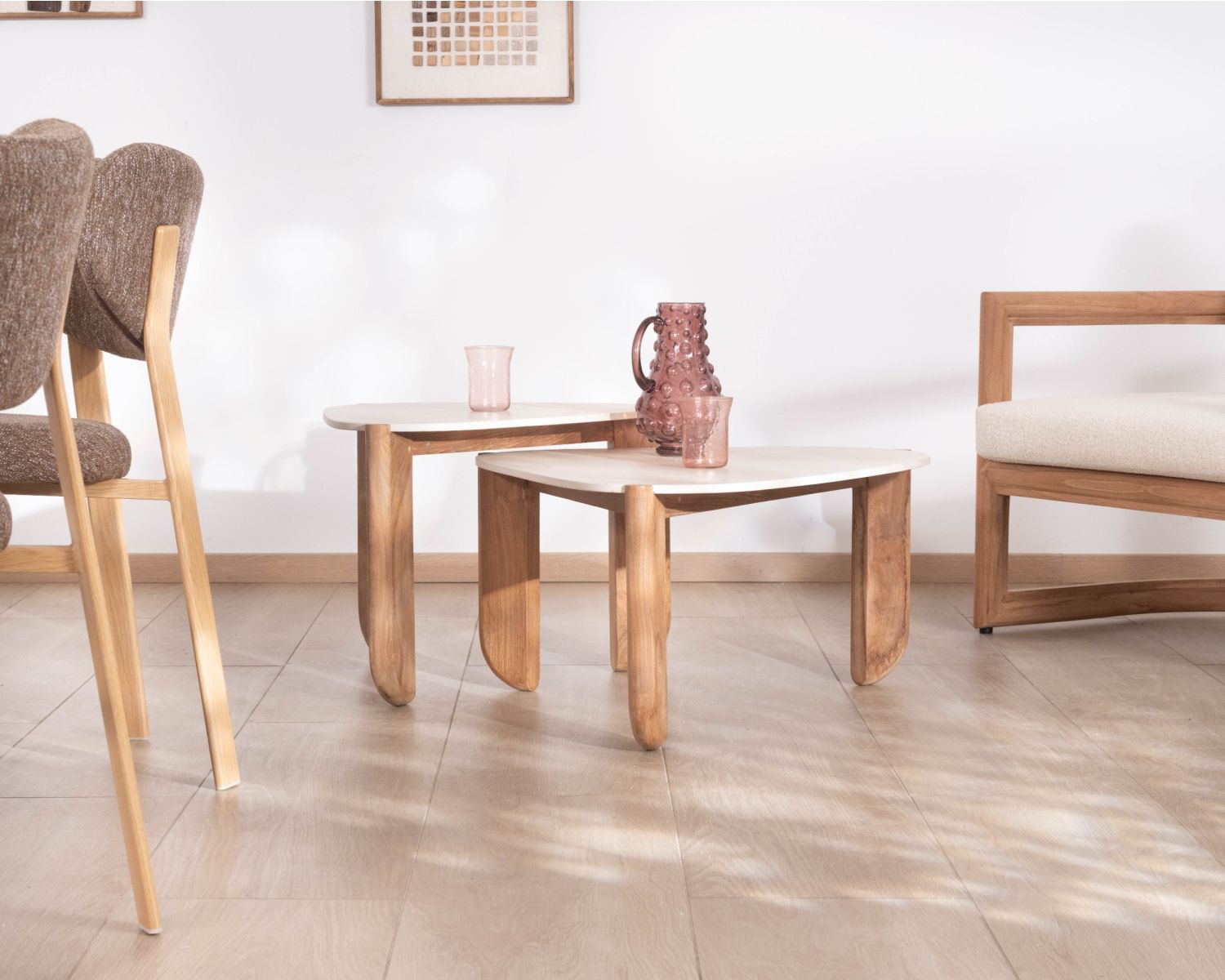 Gran mesa de centro de diseño orgánico para interior y exterior, de teca maciza y tablero de cerámica con efecto travertino «Osten»