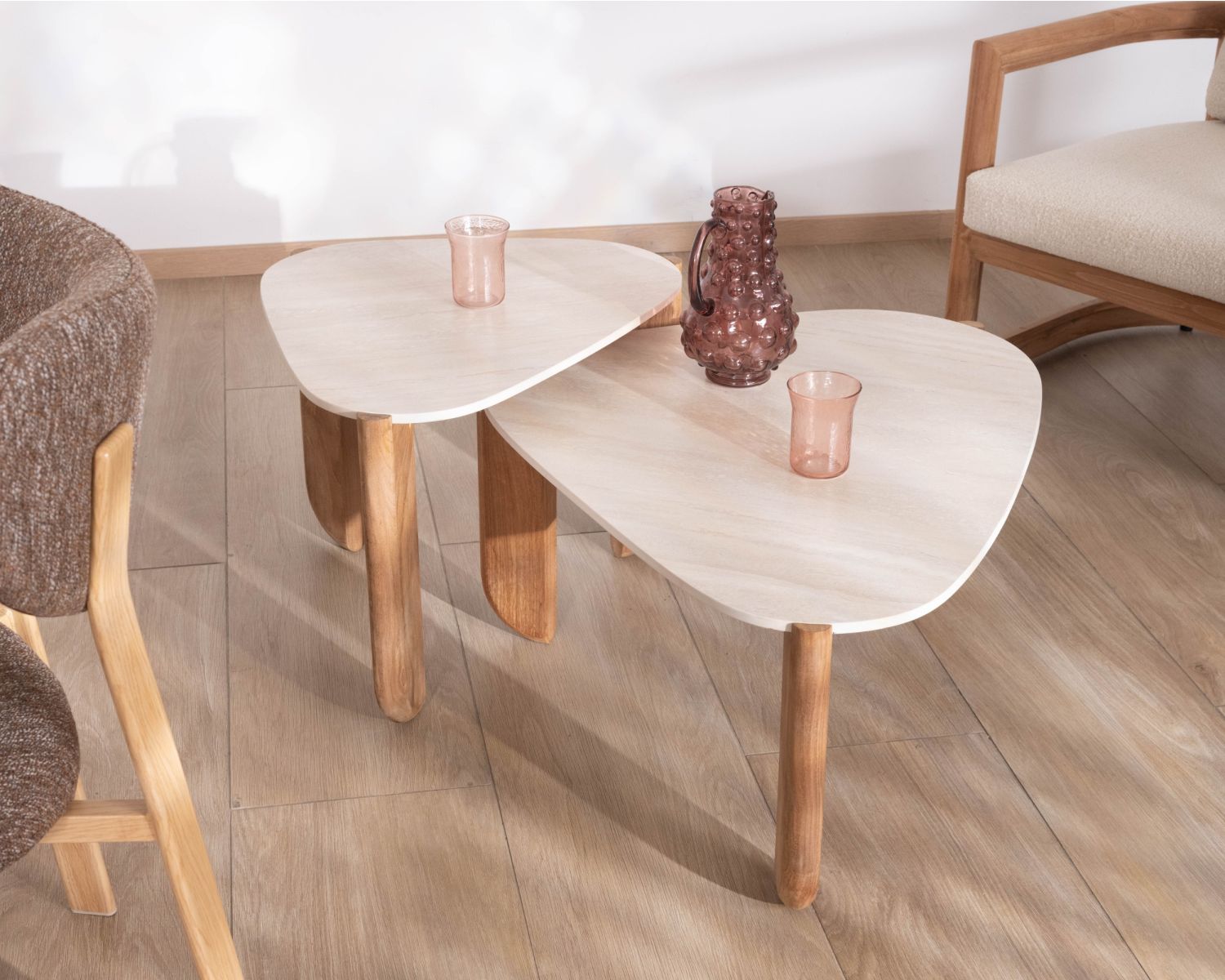 Gran mesa de centro de diseño orgánico para interior y exterior, de teca maciza y tablero de cerámica con efecto travertino «Osten»