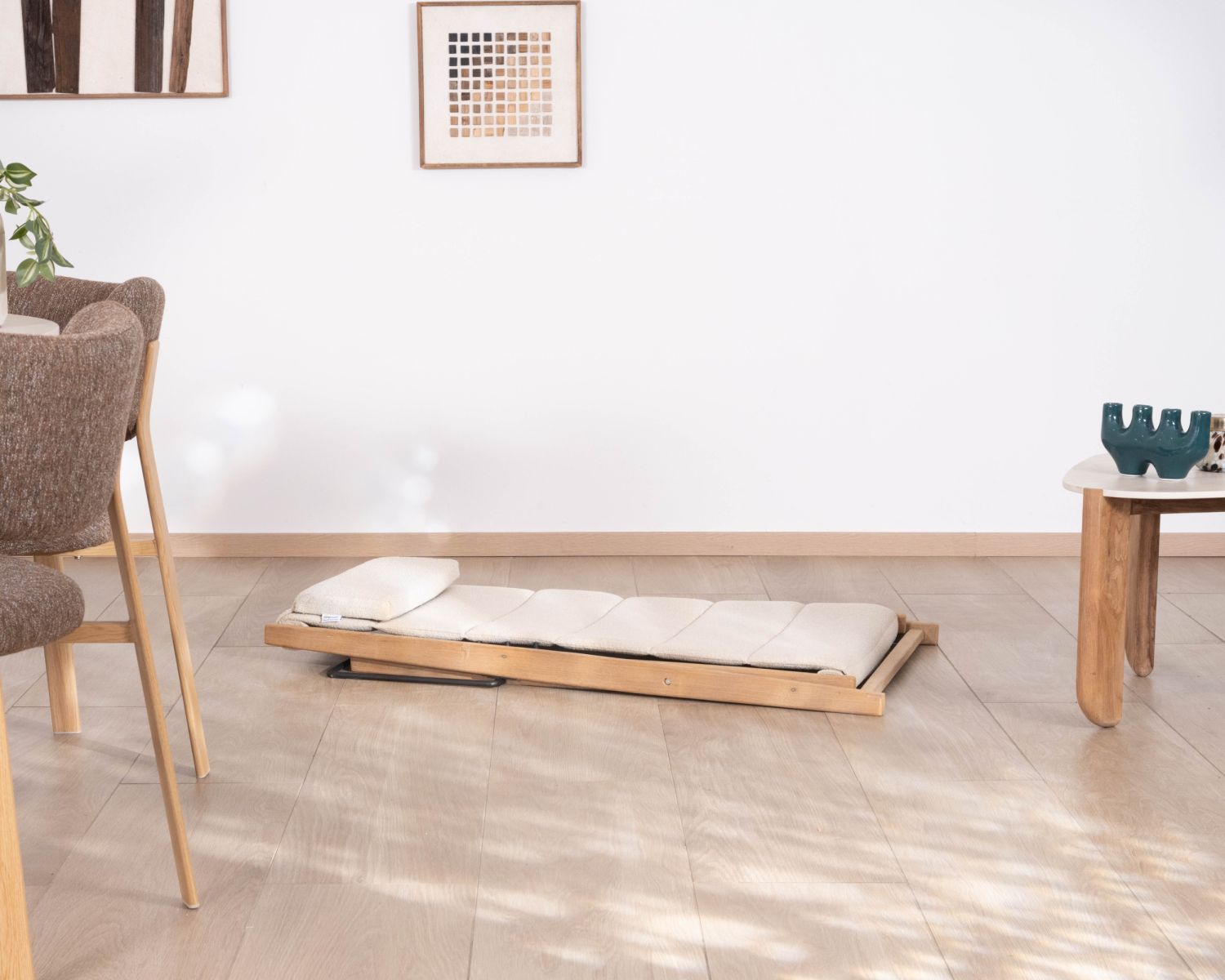 Sillón chileno acolchado de tejido rizado de color crudo y teca maciza «Alizé», para interior y exterior