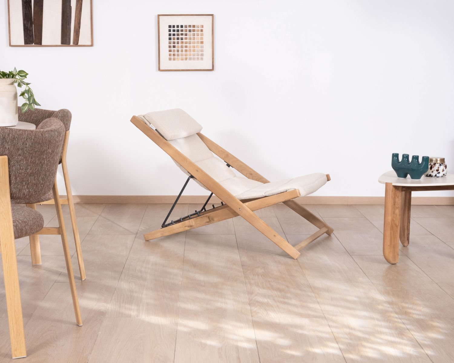 Sillón chileno acolchado de tejido rizado de color crudo y teca maciza «Alizé», para interior y exterior