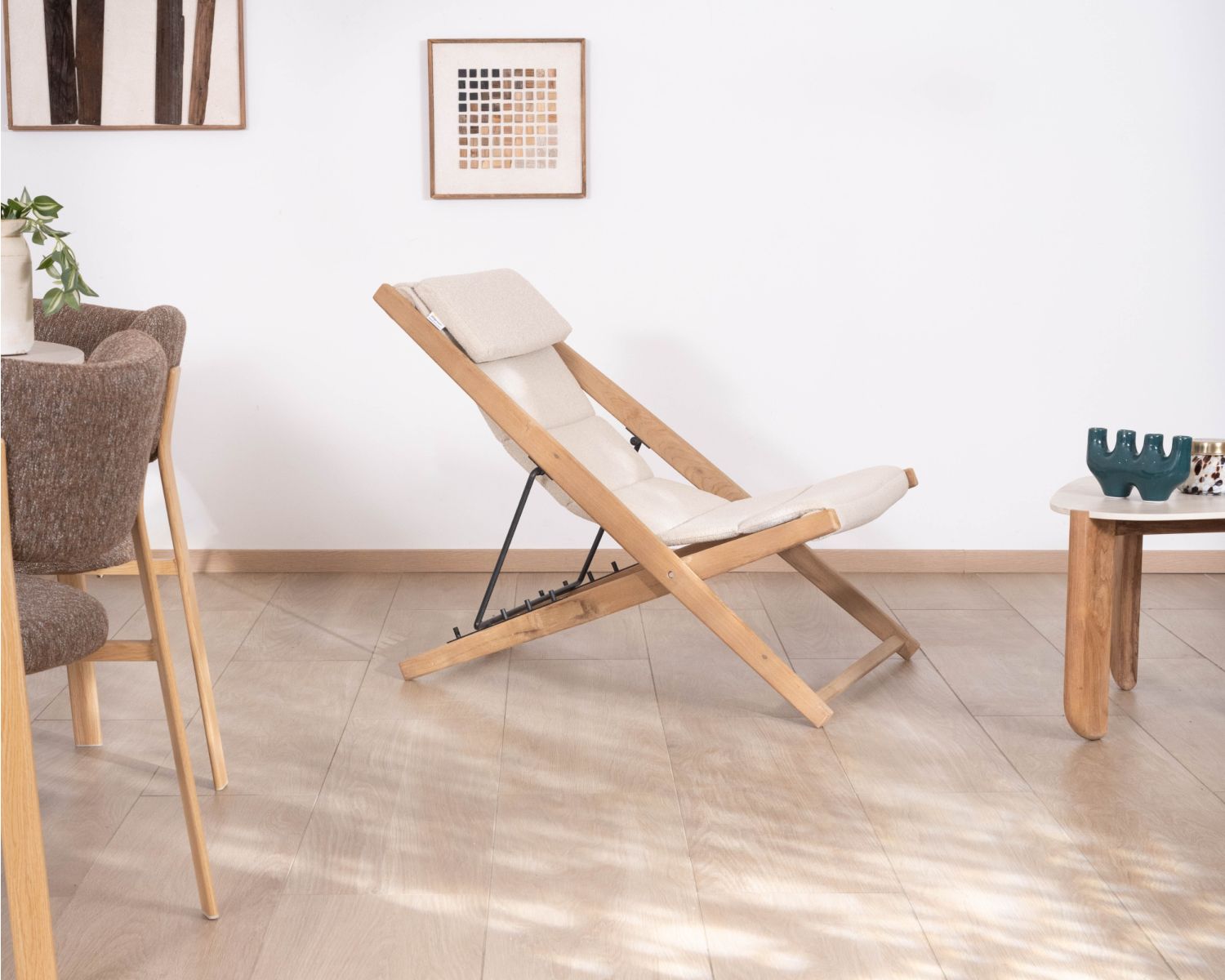 Sillón chileno acolchado de tejido rizado de color crudo y teca maciza «Alizé», para interior y exterior
