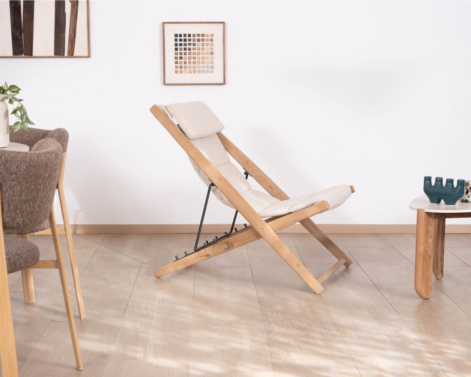 Sillón chileno acolchado de tejido rizado de color crudo y teca maciza «Alizé», para interior y exterior