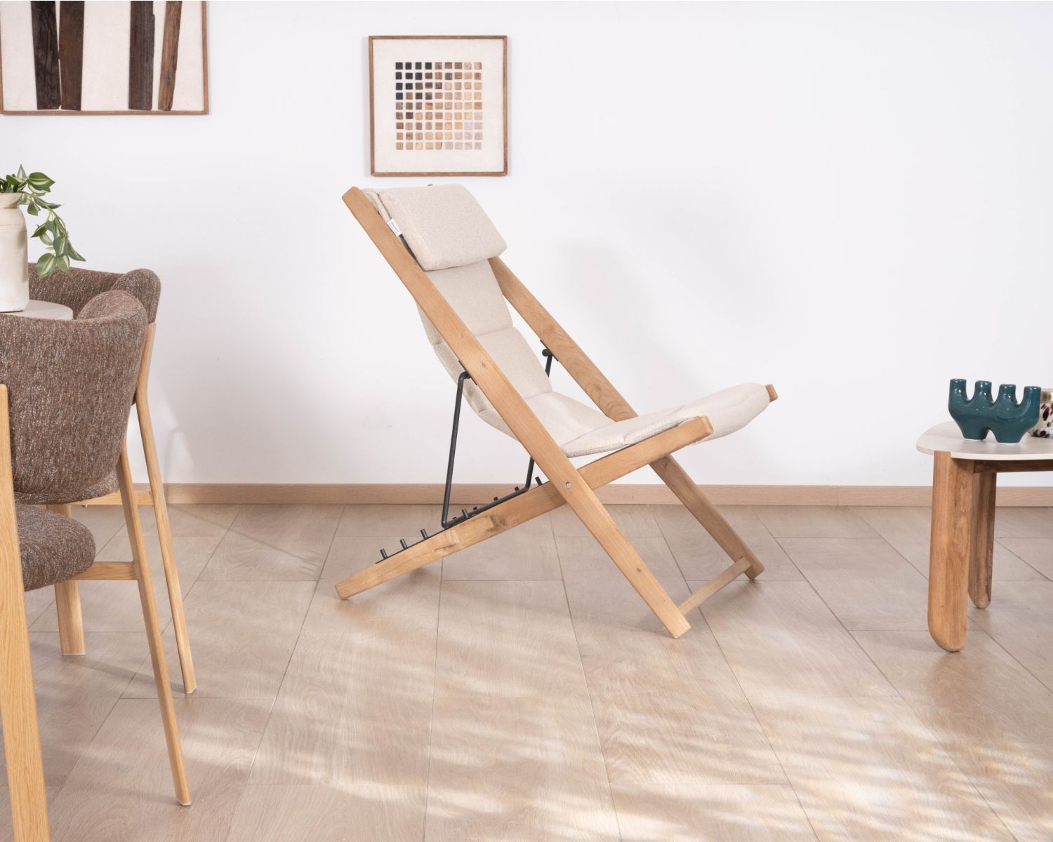 Sillón chileno acolchado de tejido rizado de color crudo y teca maciza «Alizé», para interior y exterior