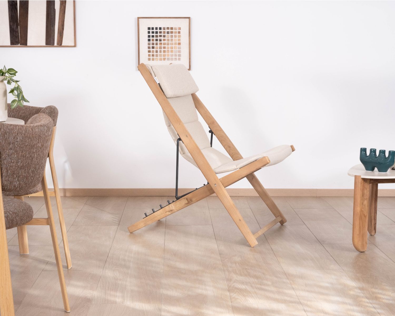 Sillón chileno acolchado de tejido rizado de color crudo y teca maciza «Alizé», para interior y exterior