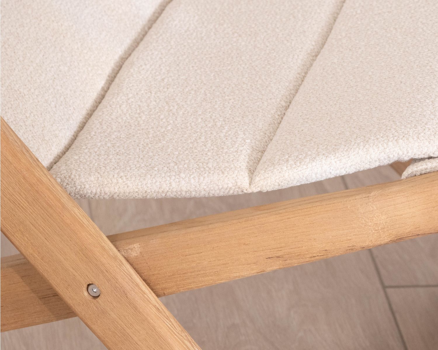 Sillón chileno acolchado de tejido rizado de color crudo y teca maciza «Alizé», para interior y exterior