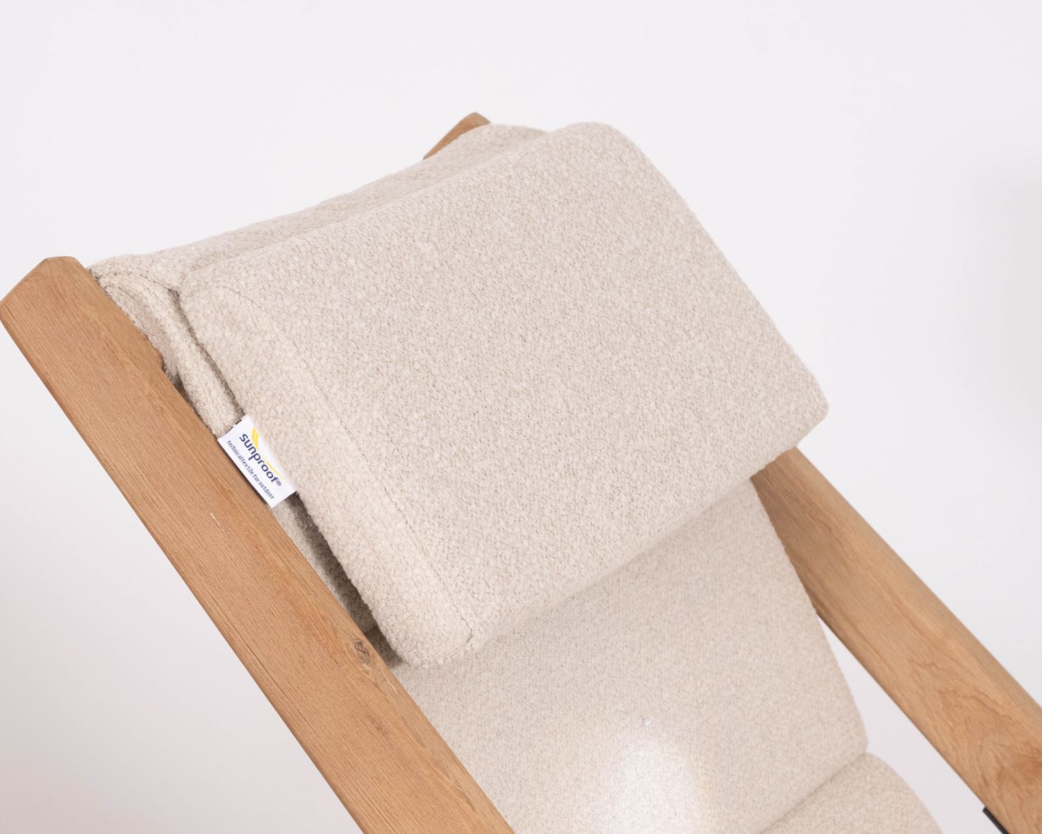 Sillón chileno acolchado de tejido rizado de color crudo y teca maciza «Alizé», para interior y exterior