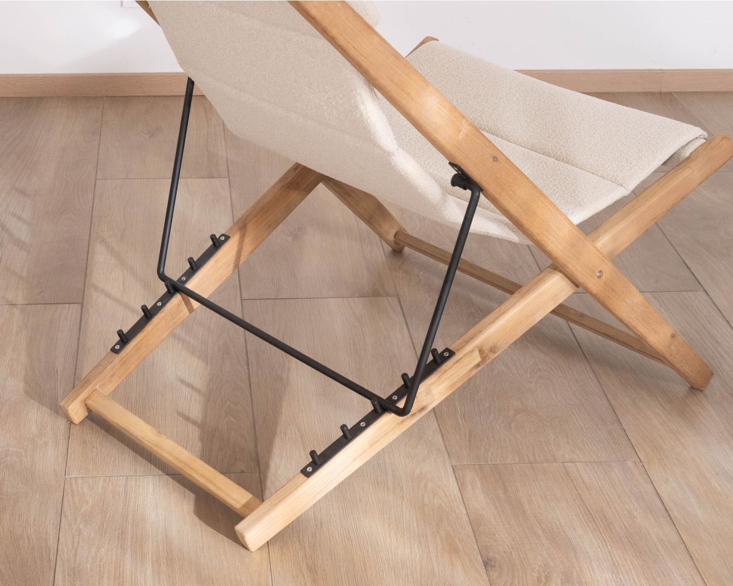 Sillón chileno acolchado de tejido rizado de color crudo y teca maciza «Alizé», para interior y exterior