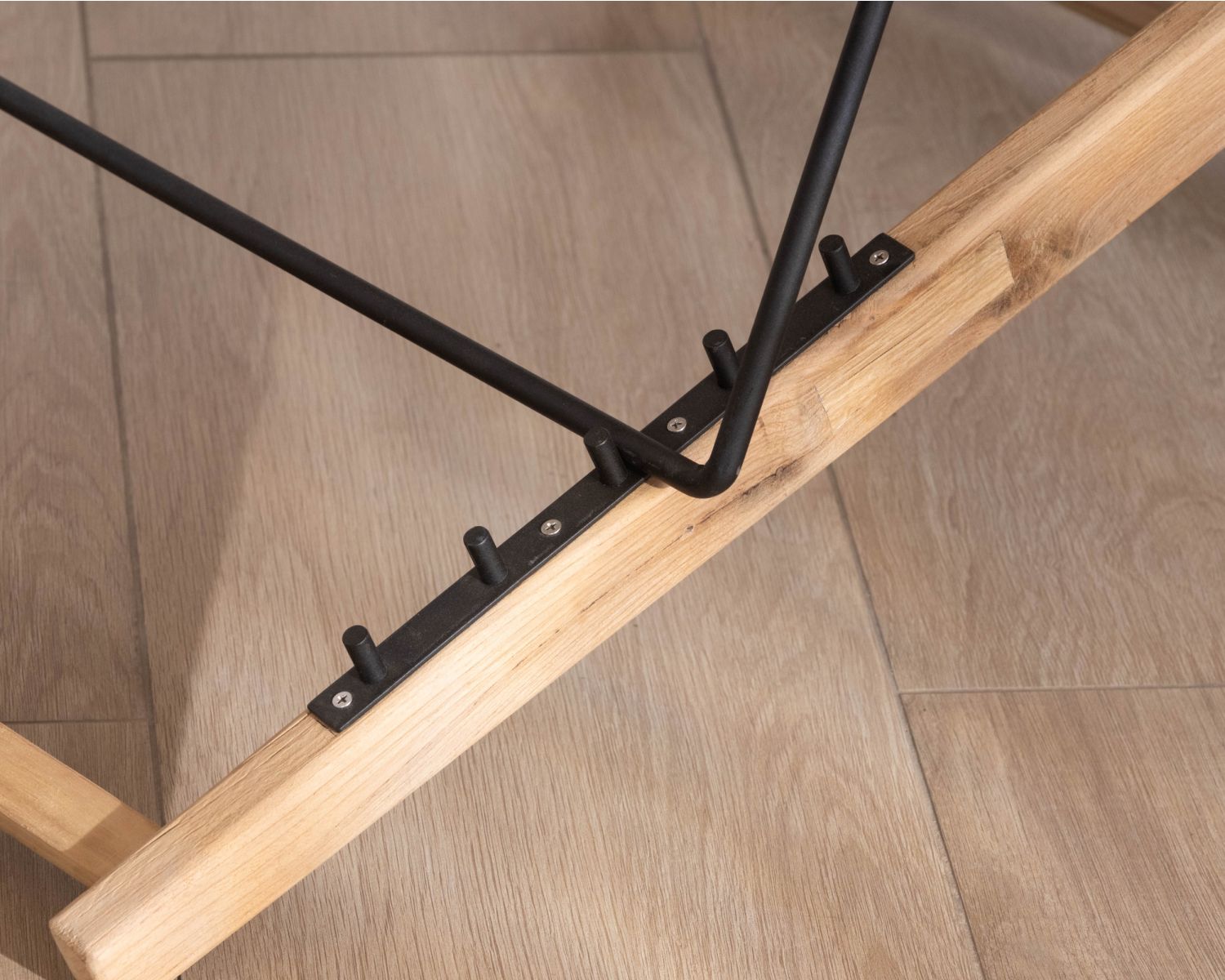 Sillón chileno acolchado de tejido rizado de color crudo y teca maciza «Alizé», para interior y exterior