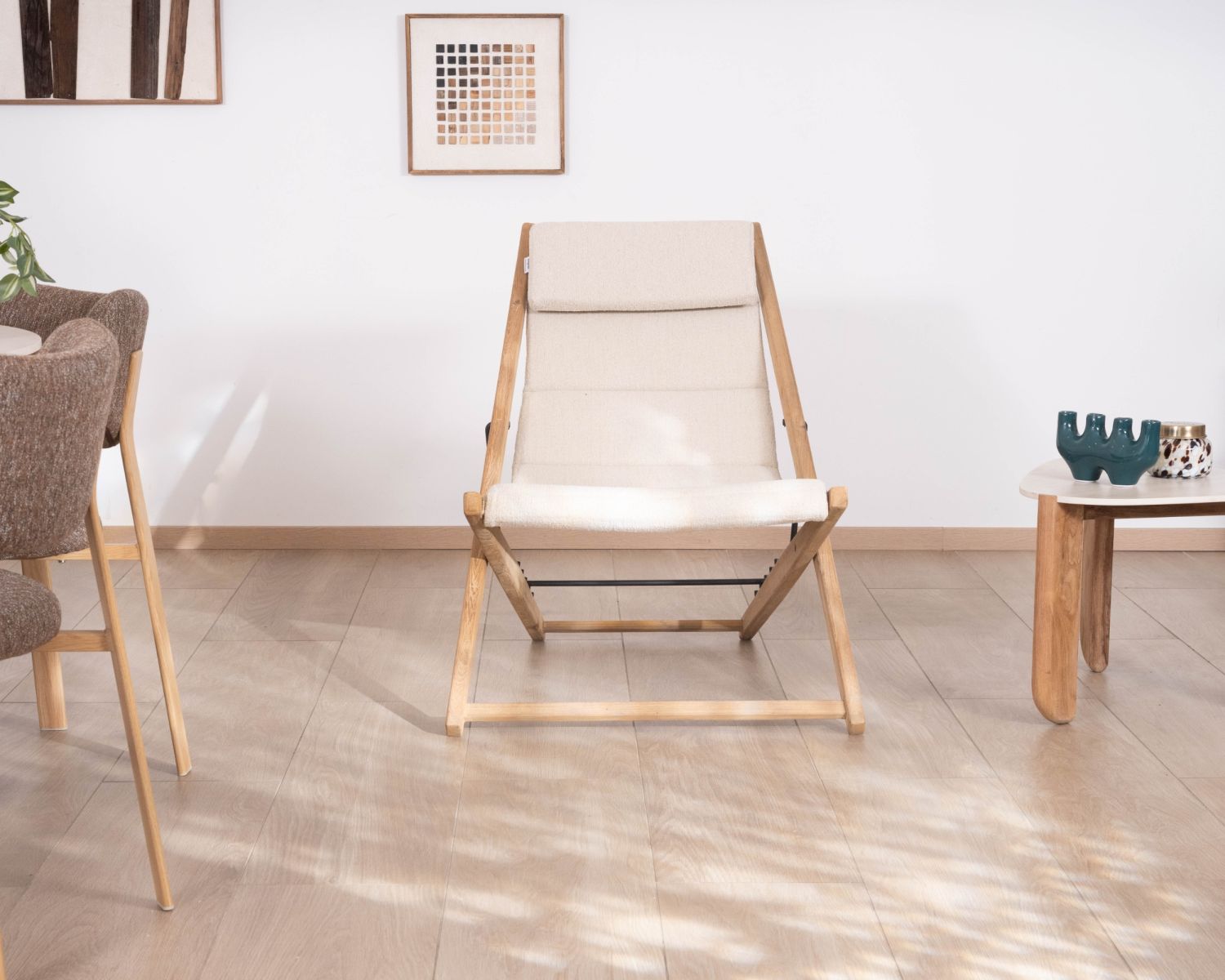 Sillón chileno acolchado de tejido rizado de color crudo y teca maciza «Alizé», para interior y exterior