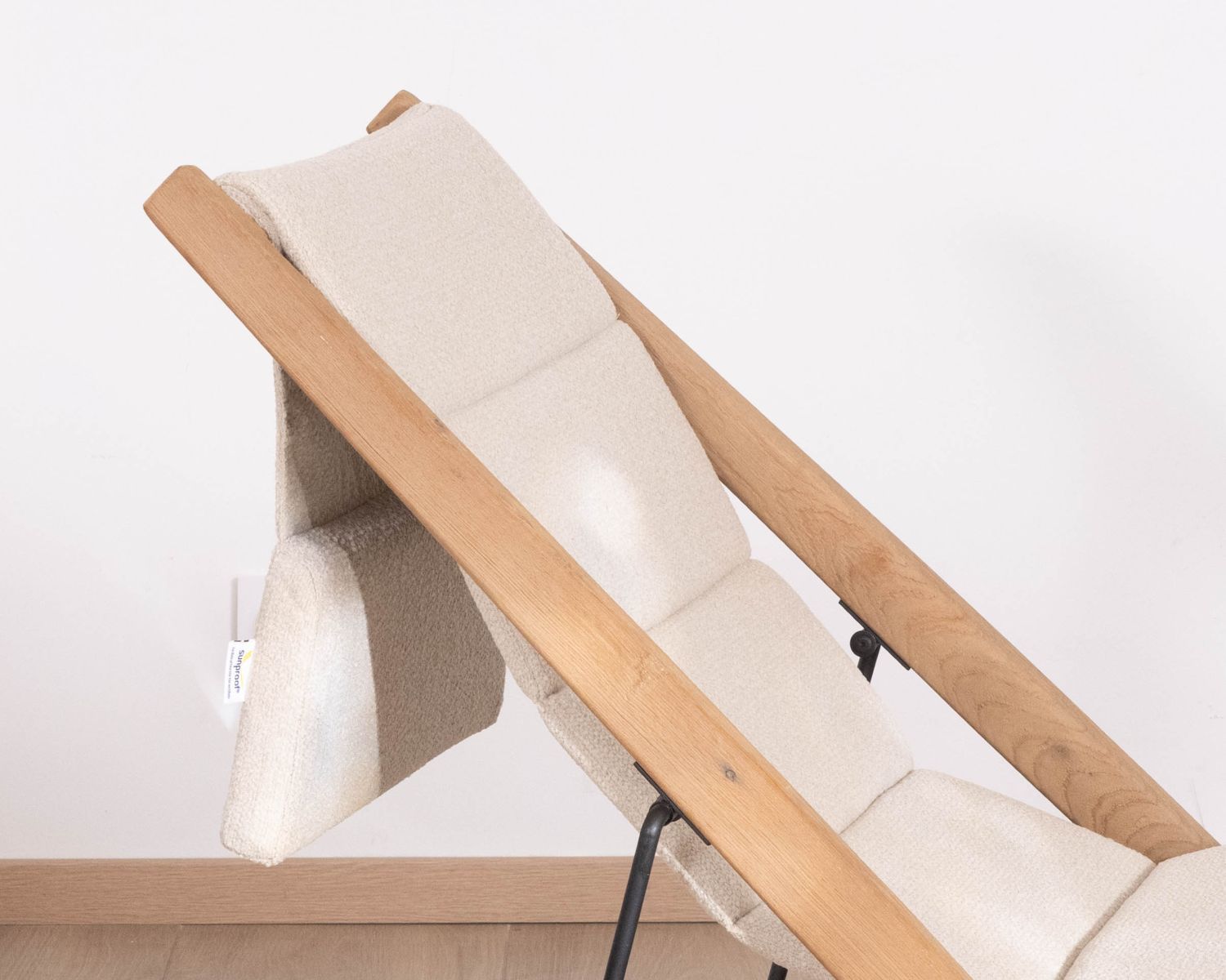 Sillón chileno acolchado de tejido rizado de color crudo y teca maciza «Alizé», para interior y exterior