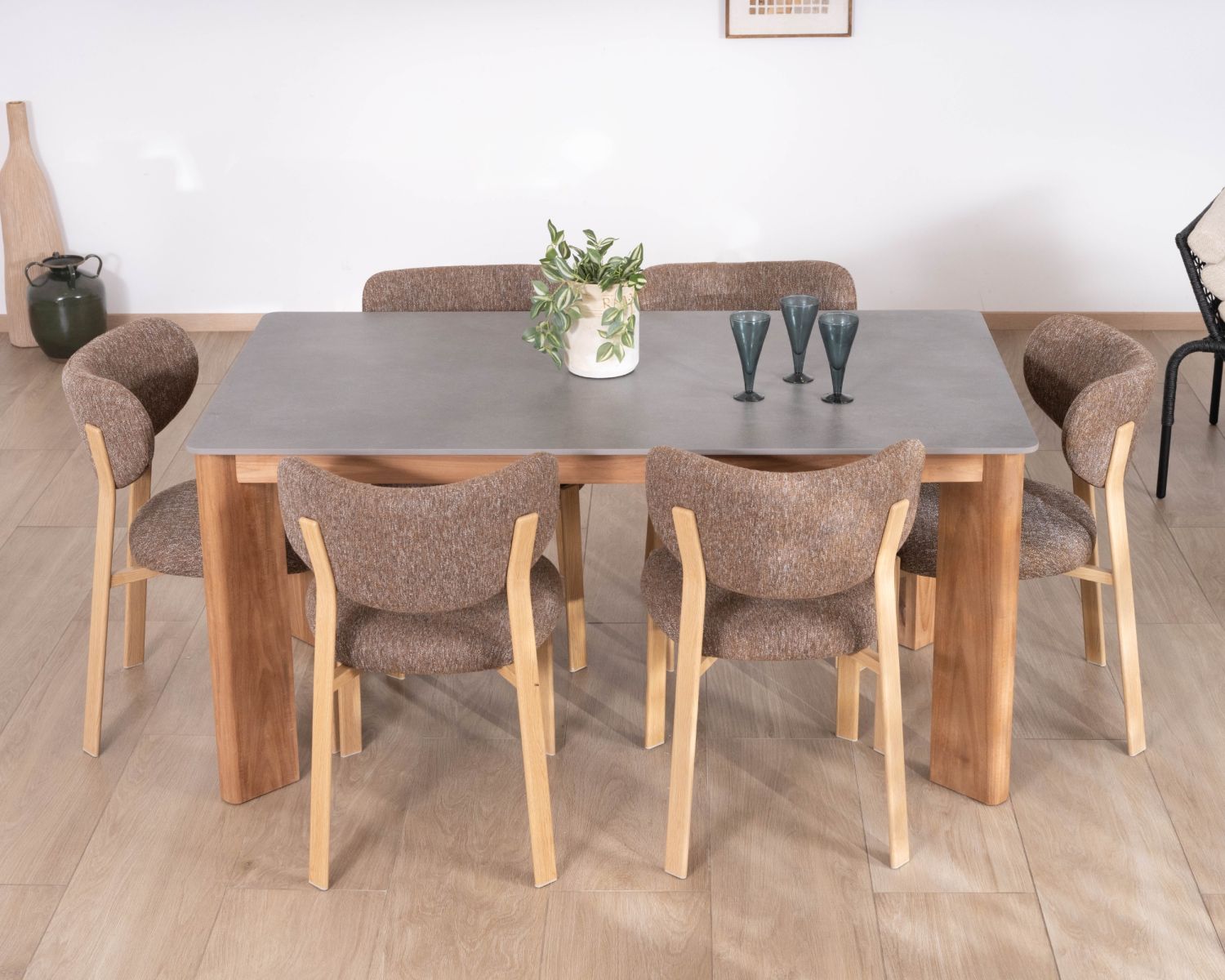 Mesa de comedor de 200 cm con tablero de cerámica gris con efecto hormigón «Merik» de teca maciza