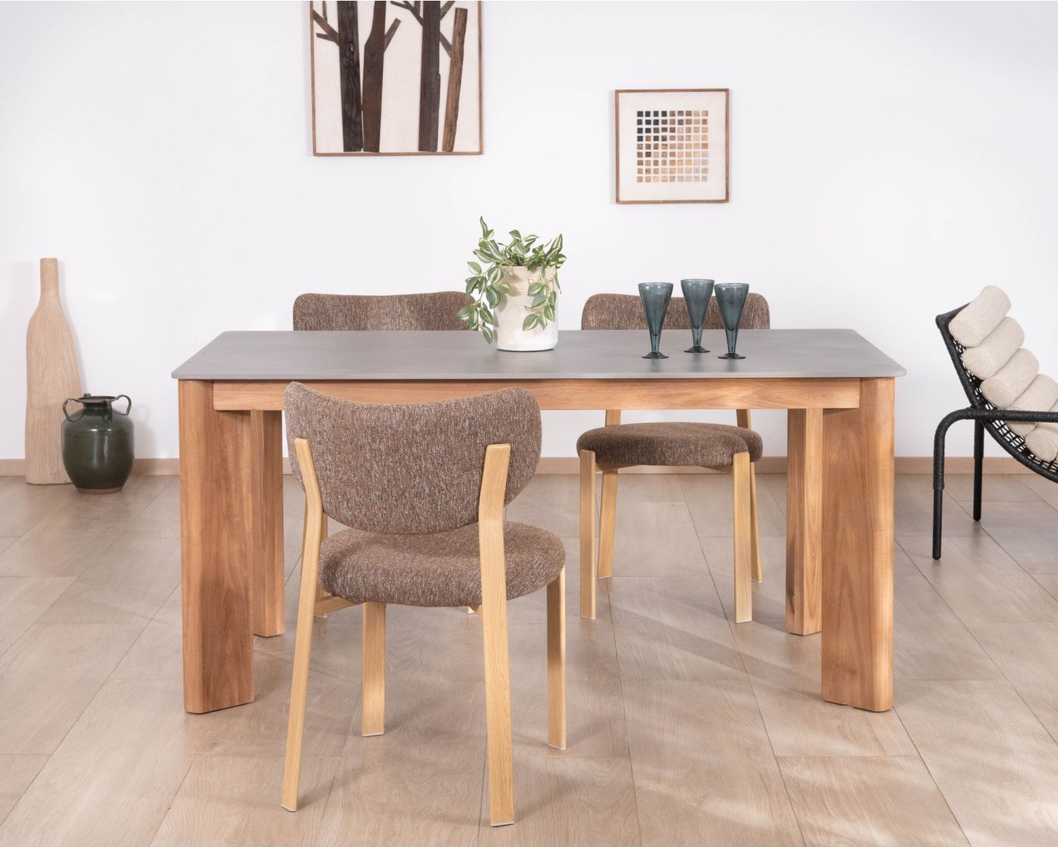 Mesa de comedor de 200 cm con tablero de cerámica gris con efecto hormigón «Merik» de teca maciza