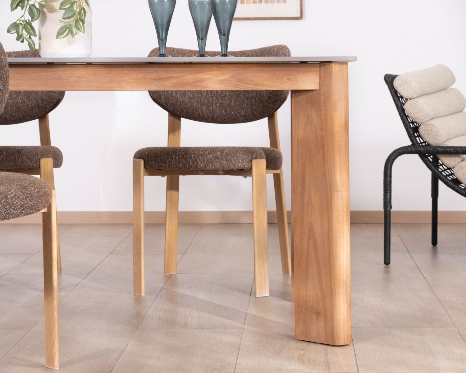 Mesa de comedor de 160 cm con tablero de cerámica gris con efecto hormigón «Merik» en teca maciza