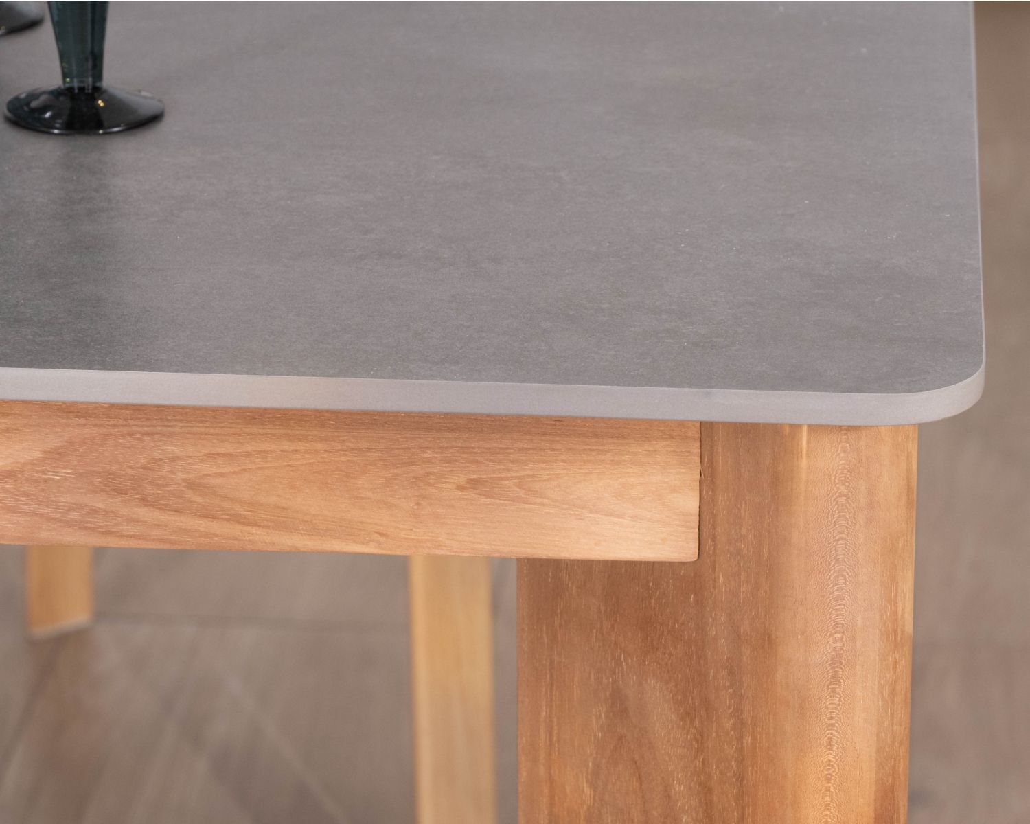 Mesa de comedor de 160 cm con tablero de cerámica gris con efecto hormigón «Merik» en teca maciza