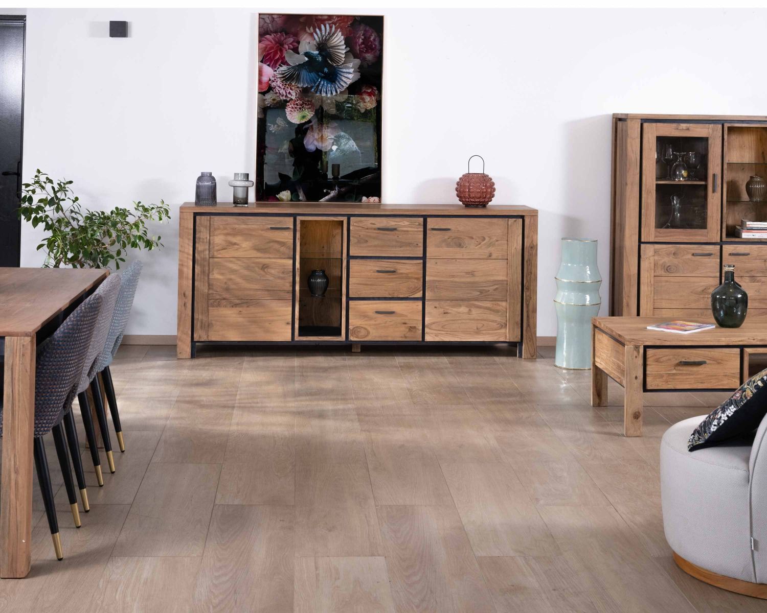 Gran aparador de 215 cm de madera maciza de acacia con relieves negros, cajones y un hueco con estantes acristalados «Fantaisie»