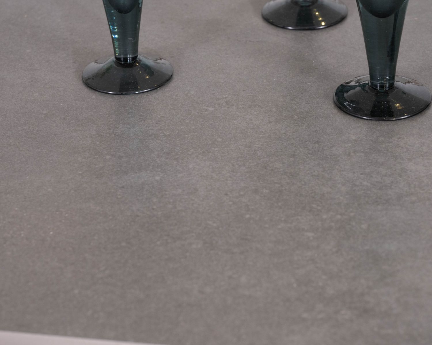 Mesa de comedor de 200 cm con tablero de cerámica gris con efecto hormigón «Merik» de teca maciza
