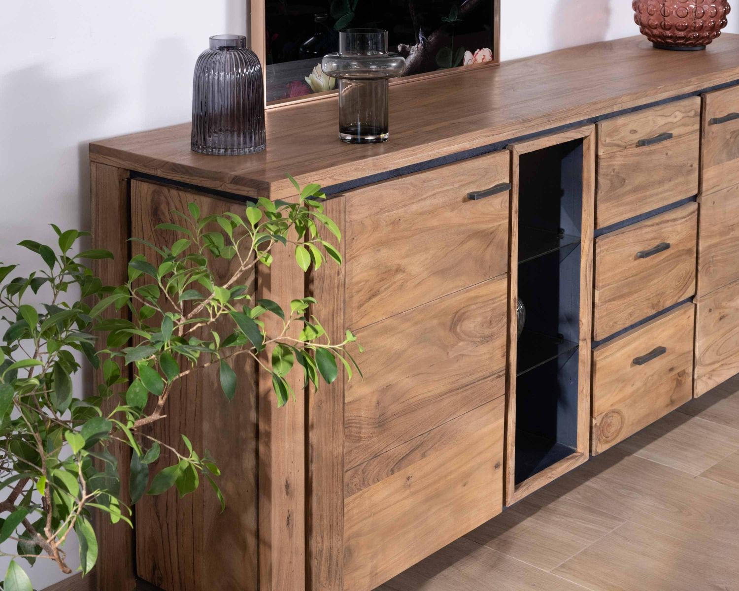Gran aparador de 215 cm de madera maciza de acacia con relieves negros, cajones y un hueco con estantes acristalados «Fantaisie»