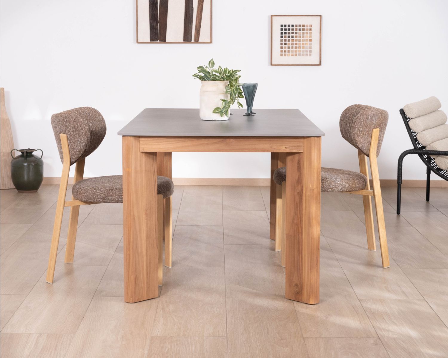 Mesa de comedor de 160 cm con tablero de cerámica gris con efecto hormigón «Merik» en teca maciza