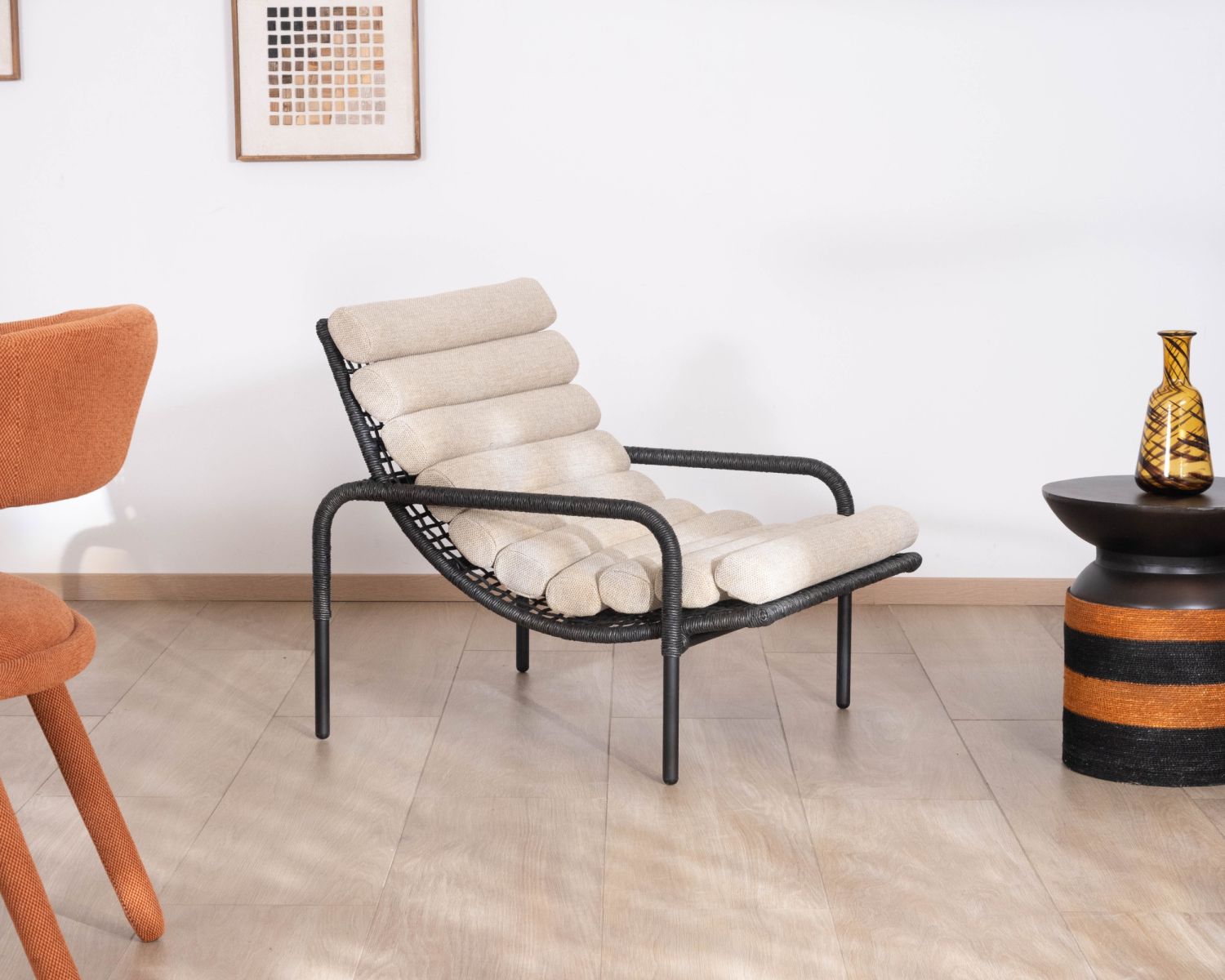 Sillón lounge de estilo Riviera «Alizé» negro con cojín acolchado de color crudo