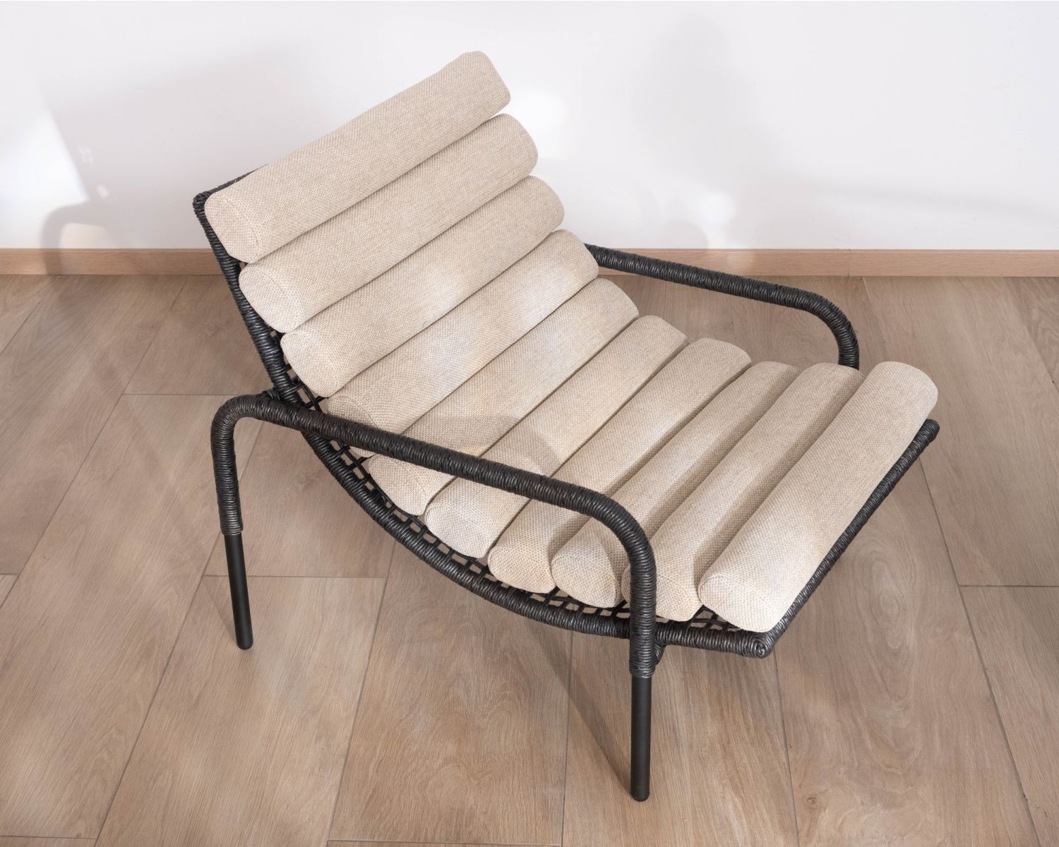 Sillón lounge de estilo Riviera «Alizé» negro con cojín acolchado de color crudo