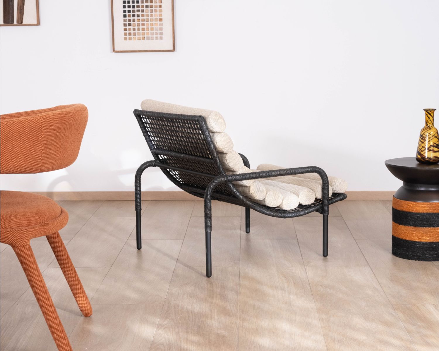 Sillón lounge de estilo Riviera «Alizé» negro con cojín acolchado de color crudo