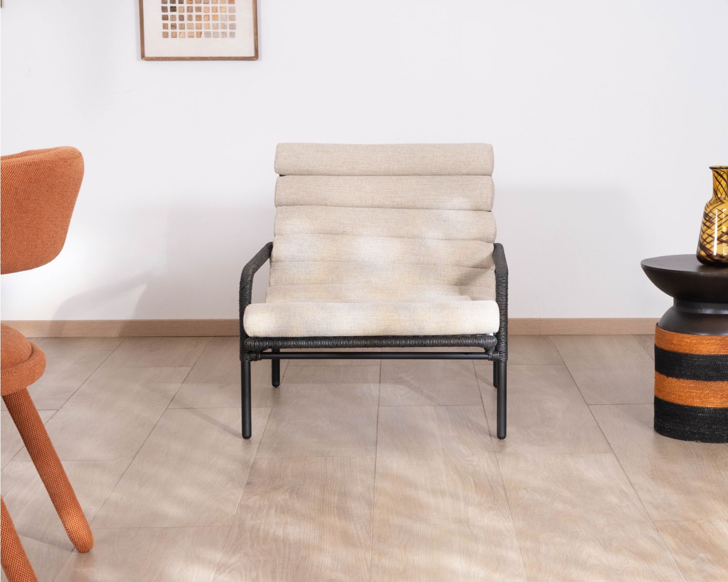 Sillón lounge de estilo Riviera «Alizé» negro con cojín acolchado de color crudo