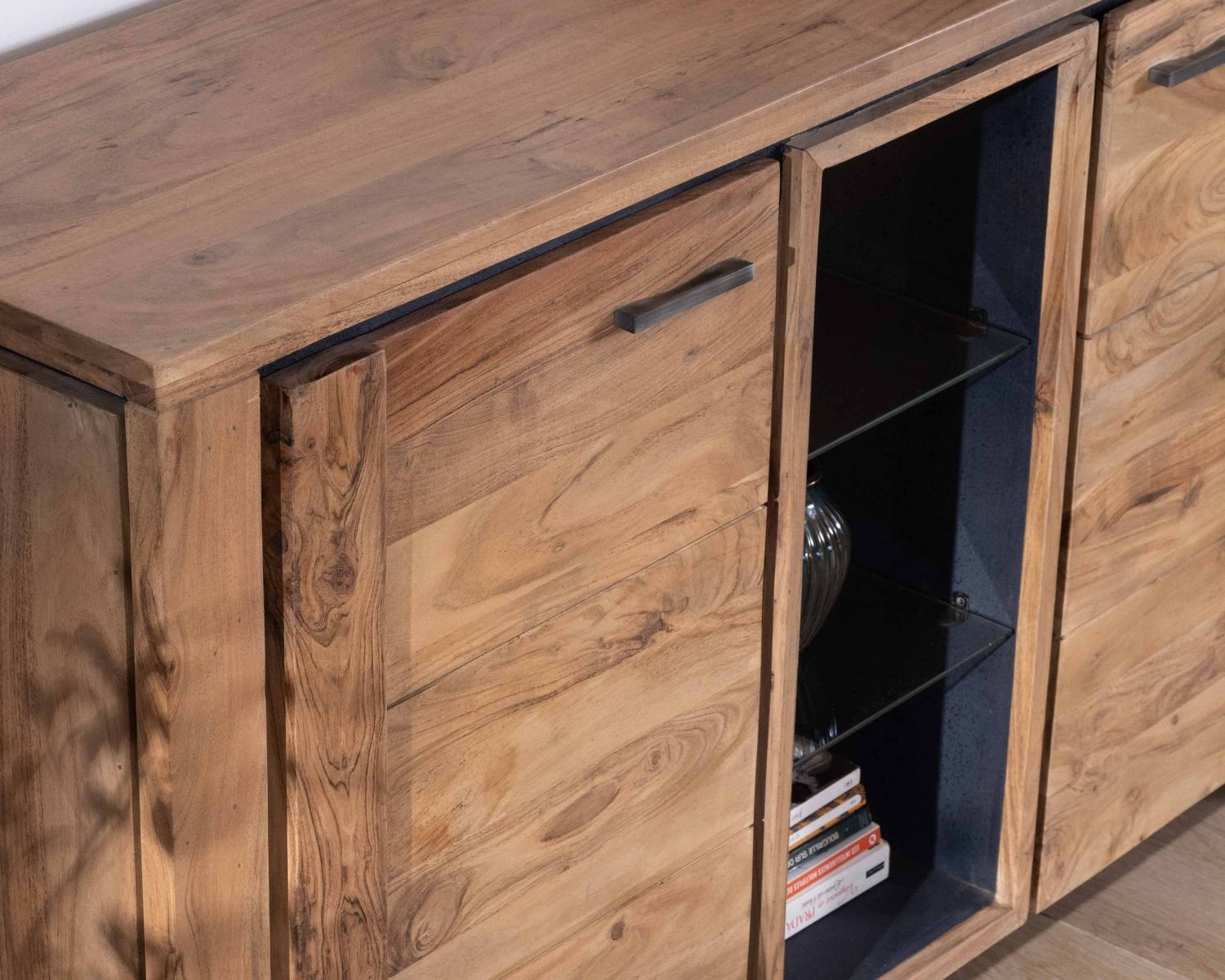 Gran aparador de 215 cm de madera maciza de acacia con relieves negros, cajones y un hueco con estantes acristalados «Fantaisie»
