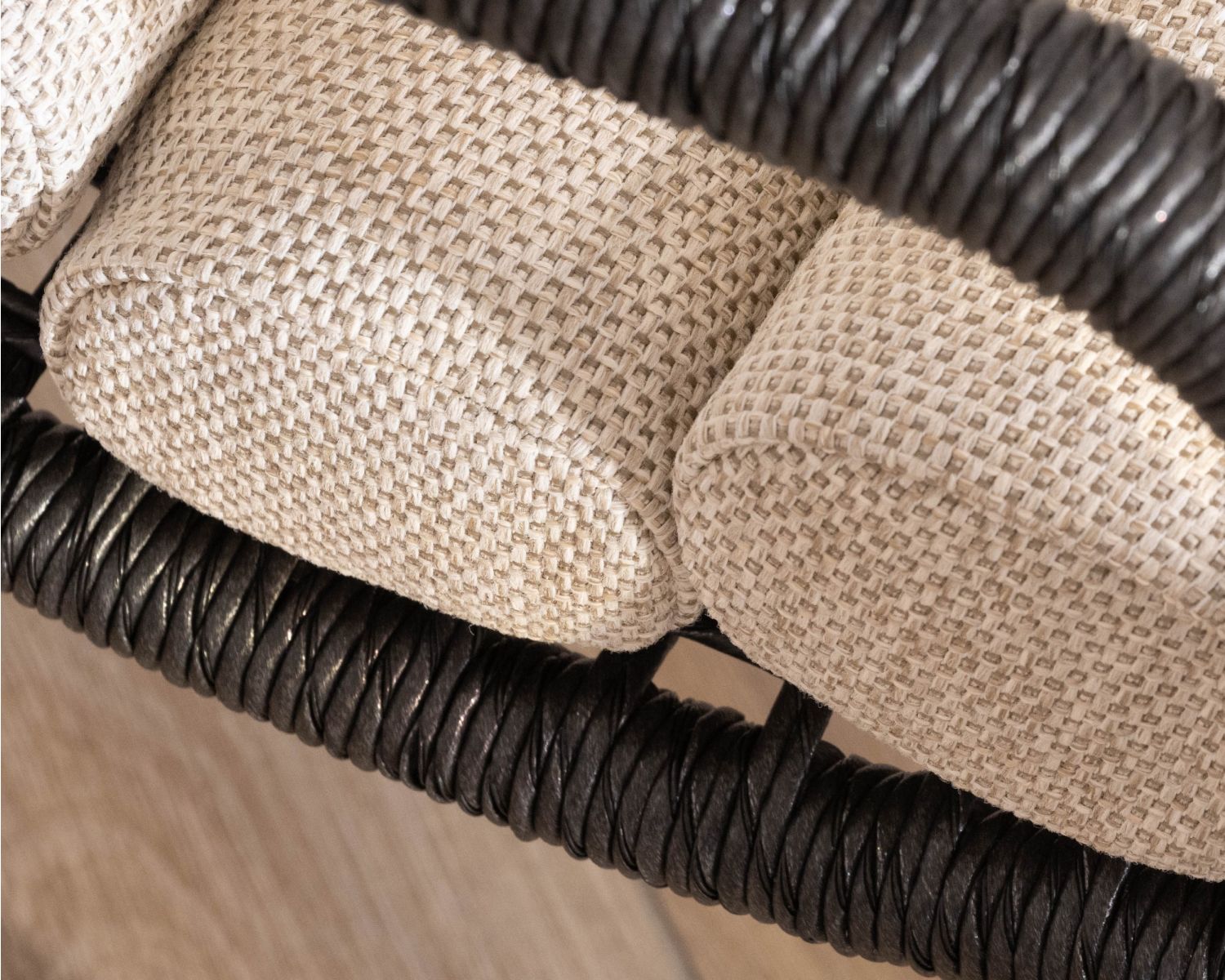 Sillón lounge de estilo Riviera «Alizé» negro con cojín acolchado de color crudo