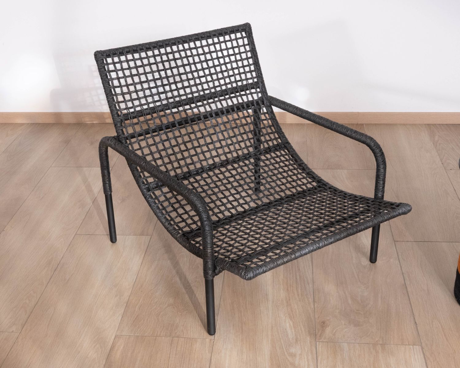 Sillón lounge de estilo Riviera «Alizé» negro con cojín acolchado de color crudo