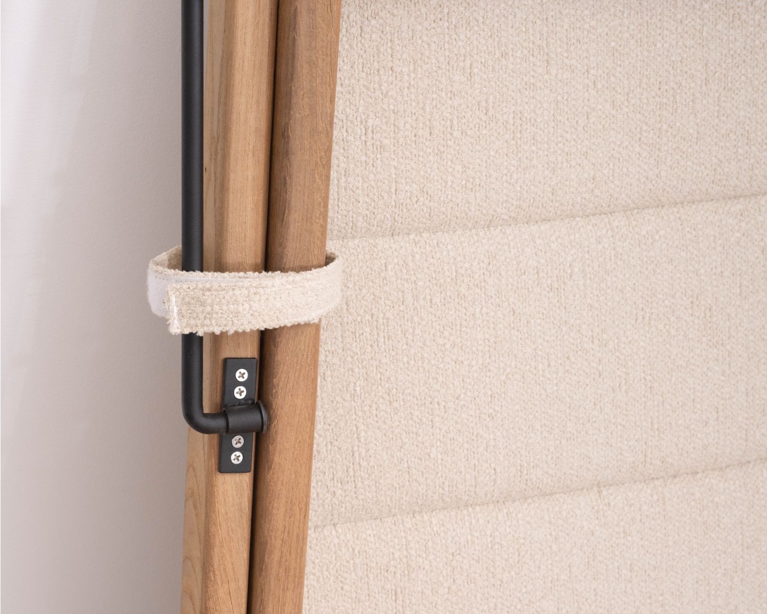 Sillón chileno acolchado de tejido rizado de color crudo y teca maciza «Alizé», para interior y exterior