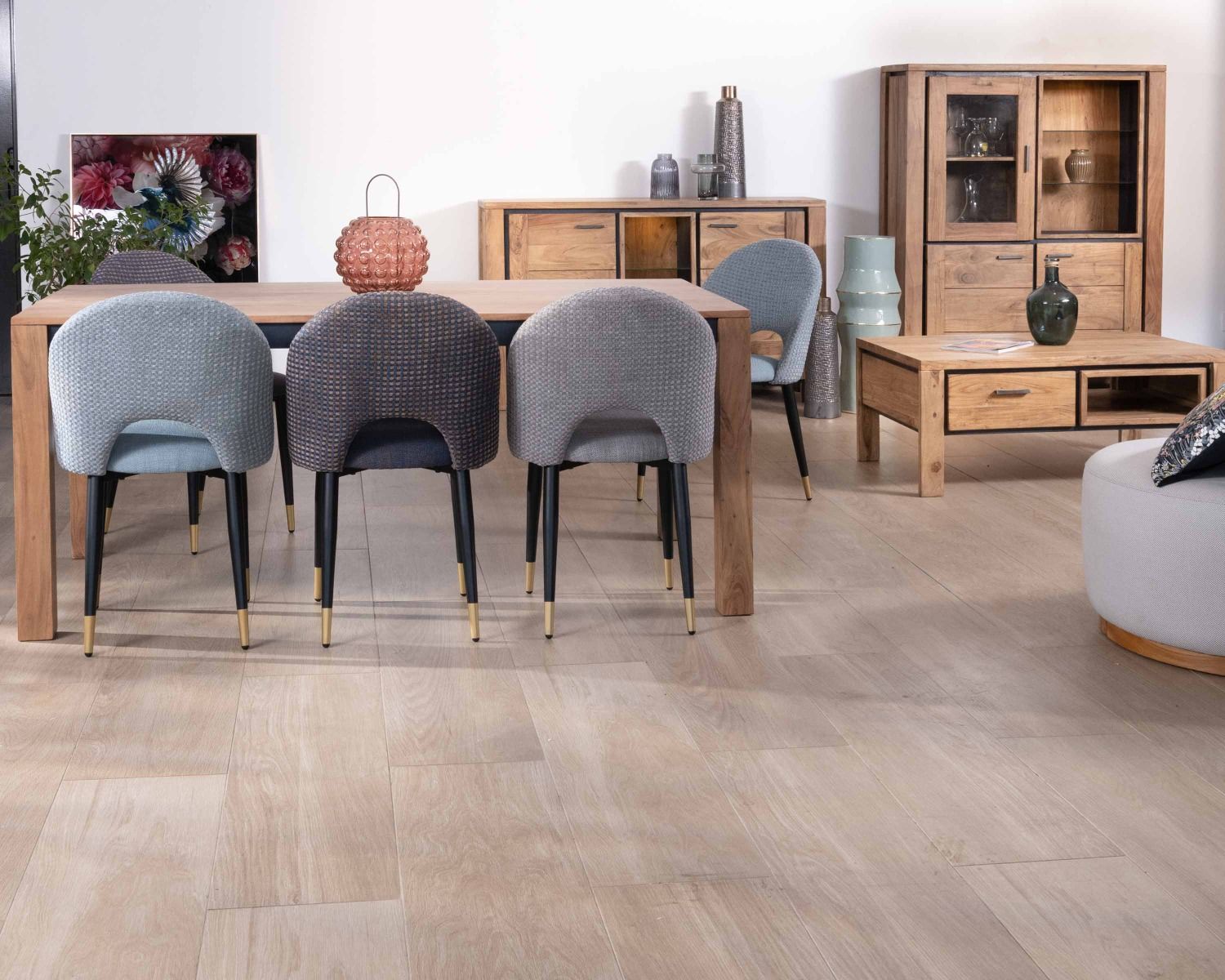 Aparador contemporáneo de acacia maciza con relieve negro, 3 puertas y un hueco con estantes de cristal «Fantaisie»