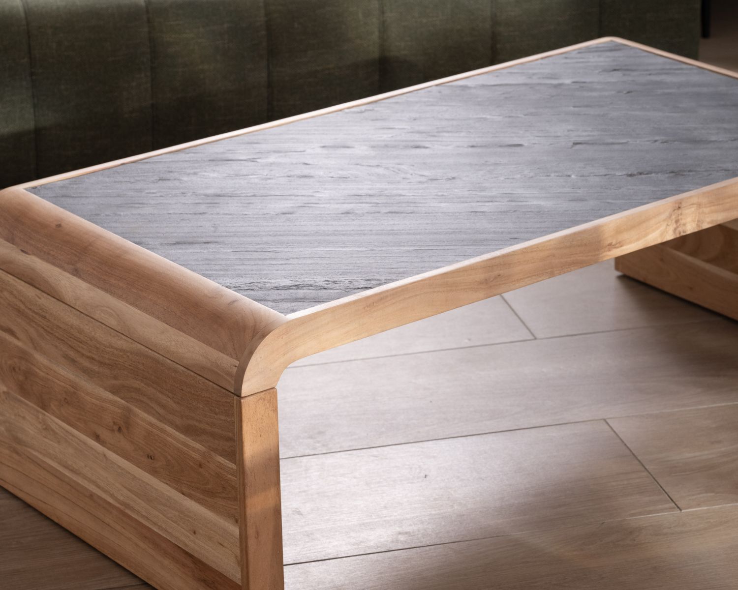Mesa de centro de diseño retro con tablero de chapa de piedra «Pikto»
