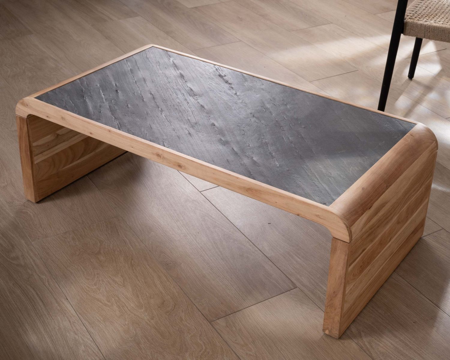 Mesa de centro de diseño retro con tablero de chapa de piedra «Pikto»