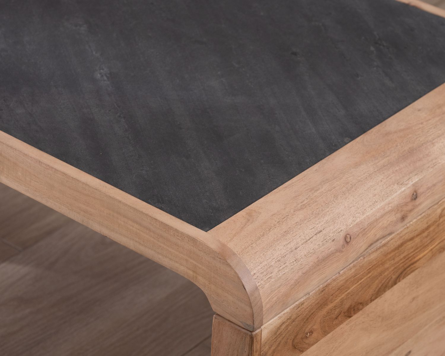 Mesa de centro de diseño retro con tablero de chapa de piedra «Pikto»