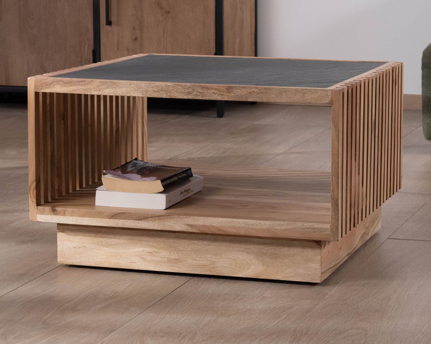 Mesa de centro cuadrada con tablero de chapa de piedra y estructura de madera calada «Pikto»