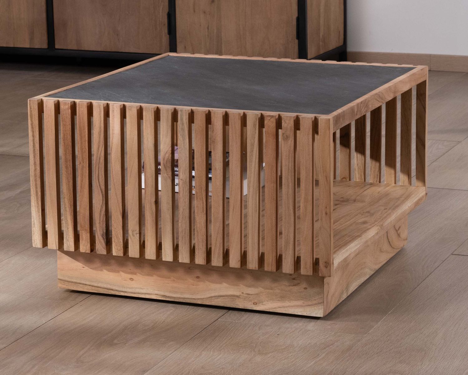 Mesa de centro cuadrada con tablero de chapa de piedra y estructura de madera calada «Pikto»
