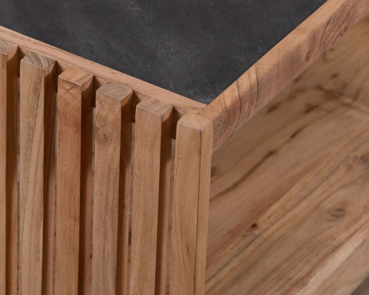 Mesa de centro cuadrada con tablero de chapa de piedra y estructura de madera calada «Pikto»