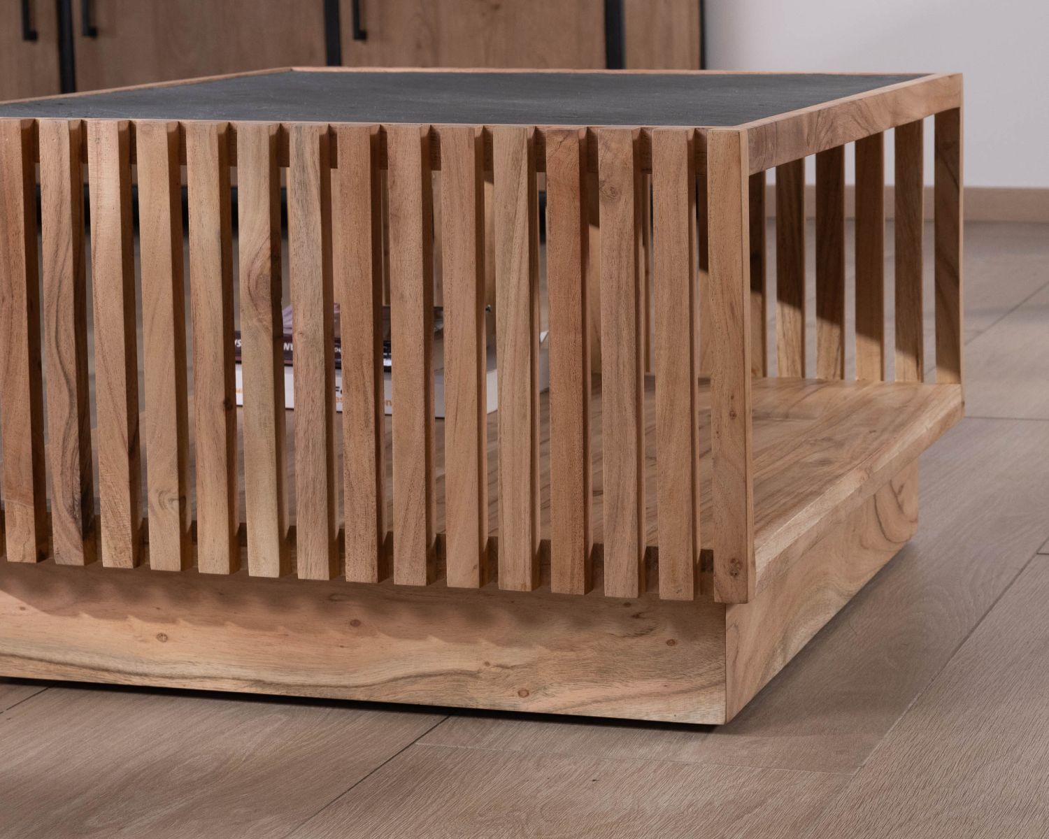 Mesa de centro cuadrada con tablero de chapa de piedra y estructura de madera calada «Pikto»