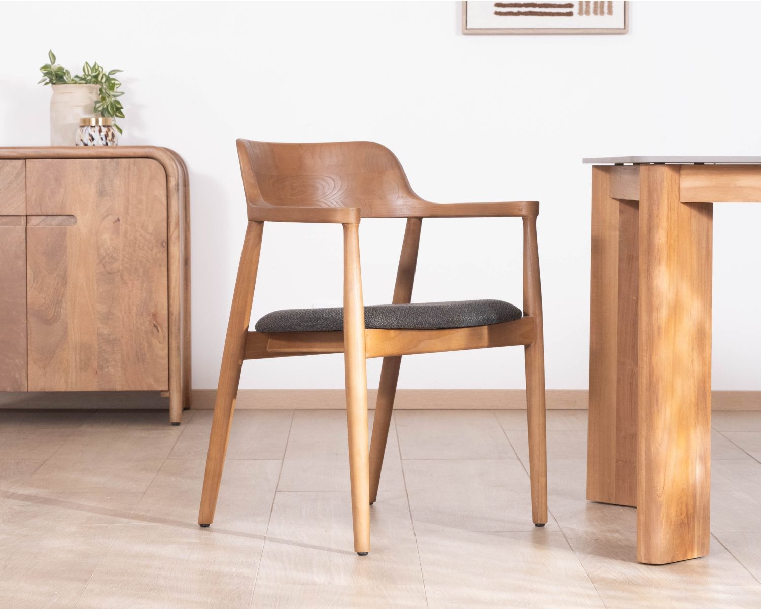 Silla de comedor de diseño minimalista con reposabrazos y asiento de tela antracita «Vogue»