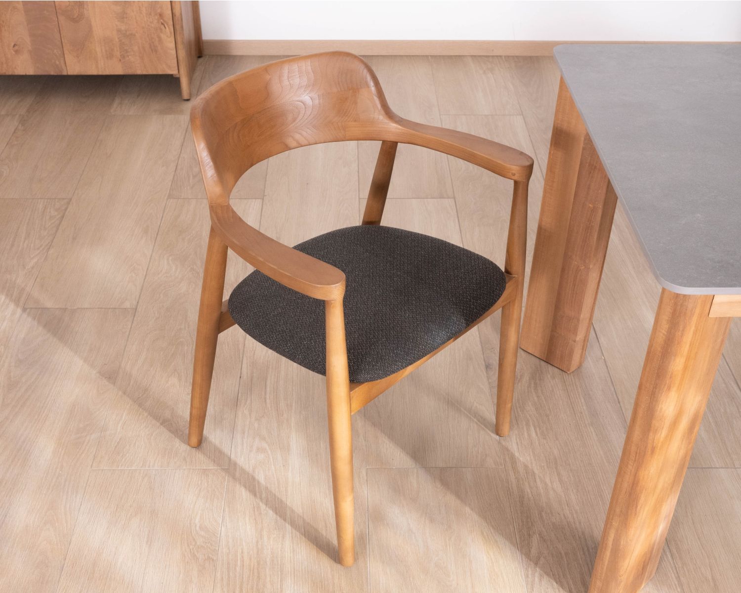 Silla de comedor de diseño minimalista con reposabrazos y asiento de tela antracita «Vogue»