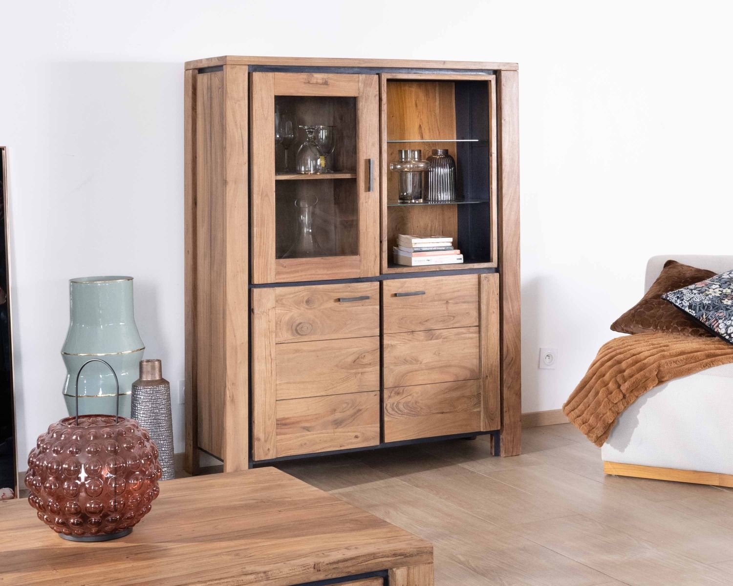 Aparador contemporáneo de acacia maciza con relieve negro, 3 puertas y un hueco con estantes de cristal «Fantaisie»