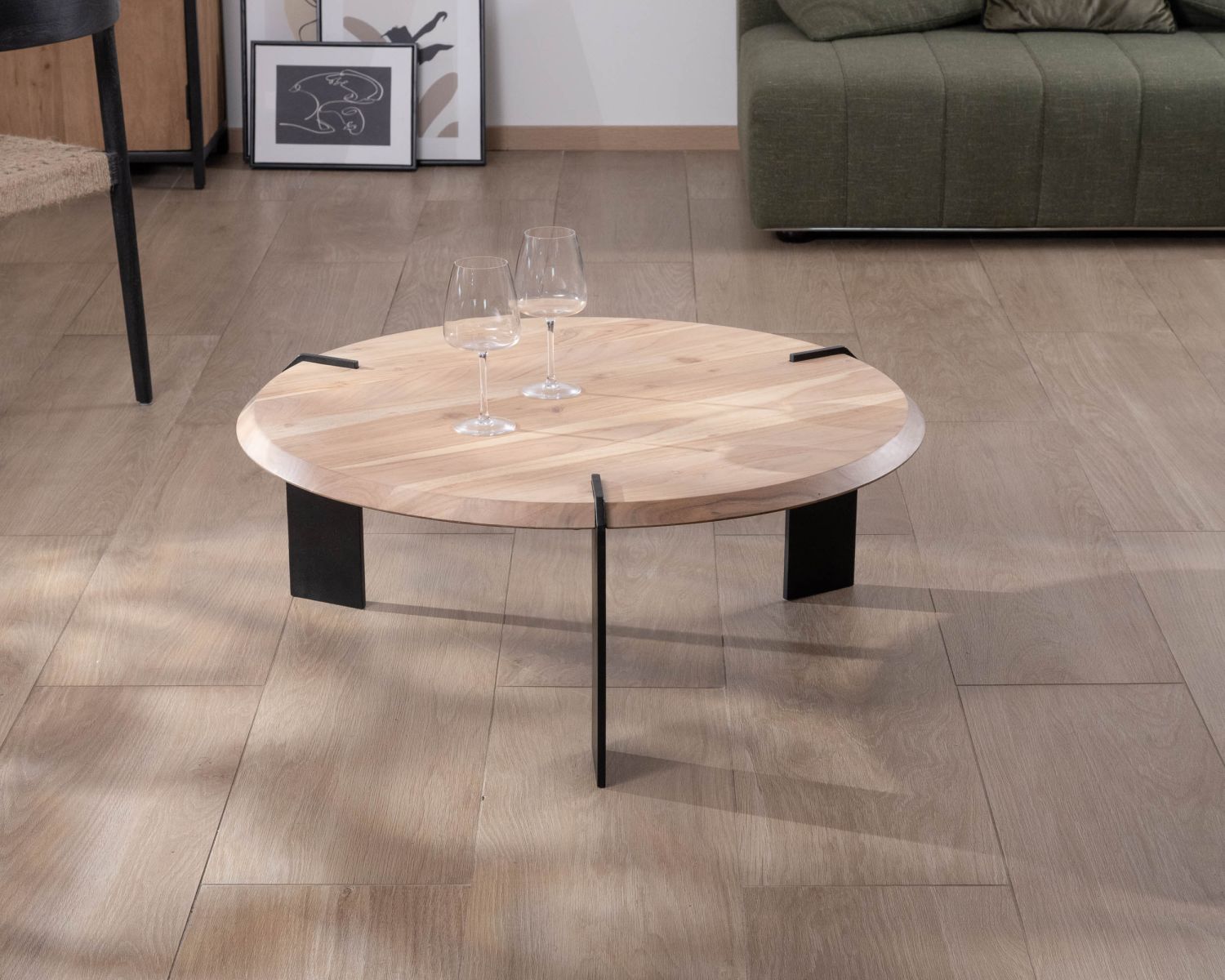 Mesa de centro redonda de diseño, de madera de acacia y con tres patas de metal negro «Shelley»
