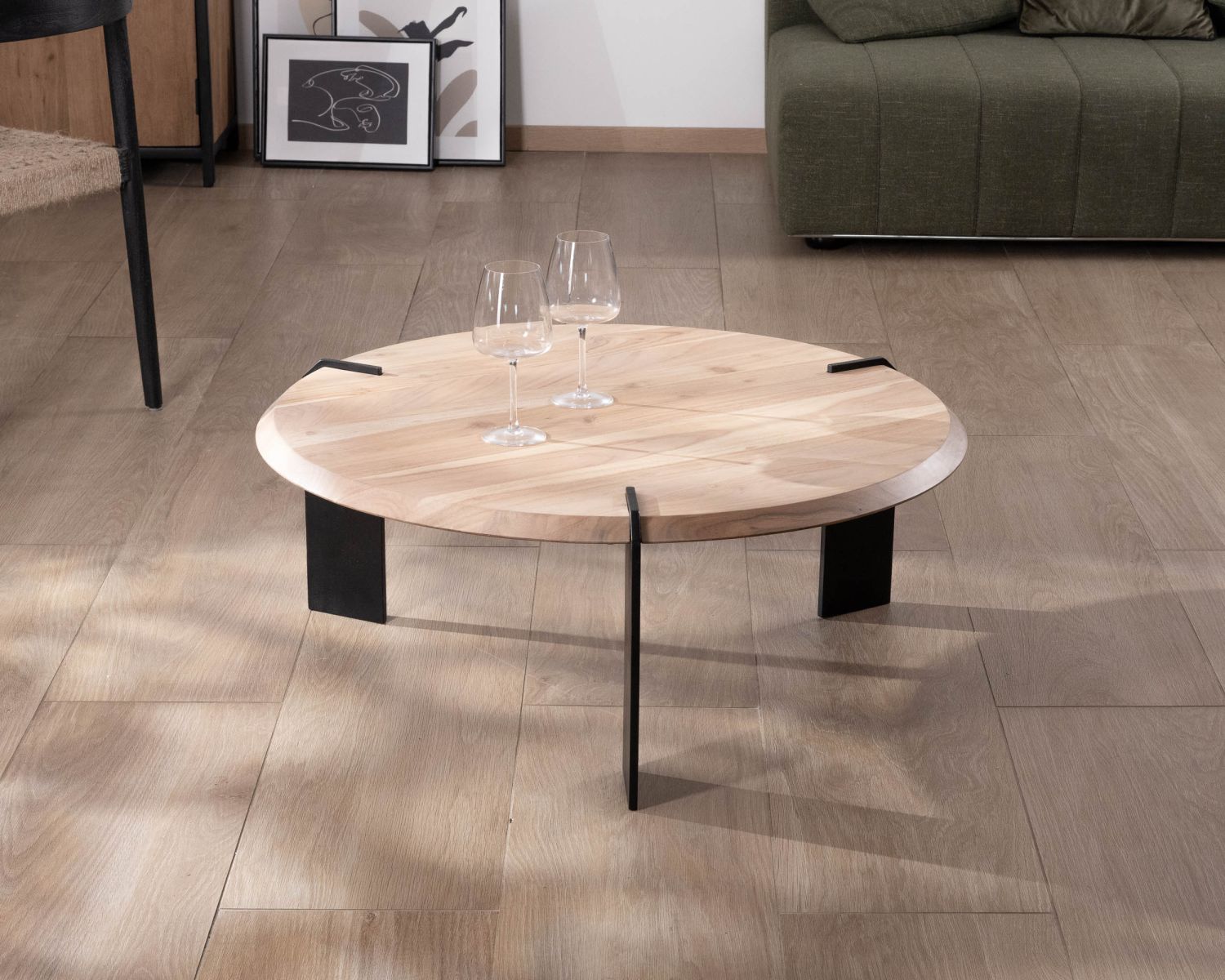 Mesa de centro redonda de diseño, de madera de acacia y con tres patas de metal negro «Shelley»