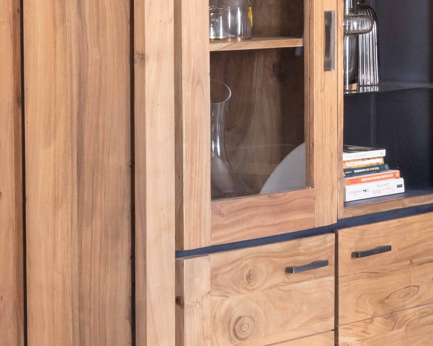 Aparador contemporáneo de acacia maciza con relieve negro, 3 puertas y un hueco con estantes de cristal «Fantaisie»