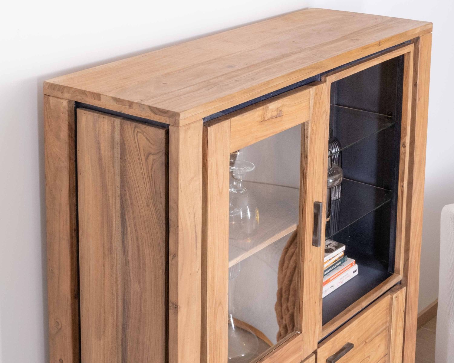 Aparador contemporáneo de acacia maciza con relieve negro, 3 puertas y un hueco con estantes de cristal «Fantaisie»